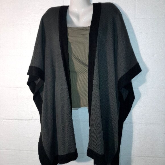 Women's Plus Size 3X Cape Shawl Sweater Black Gray Open Flowy Wrap Cardigan - Picture 1 of 7